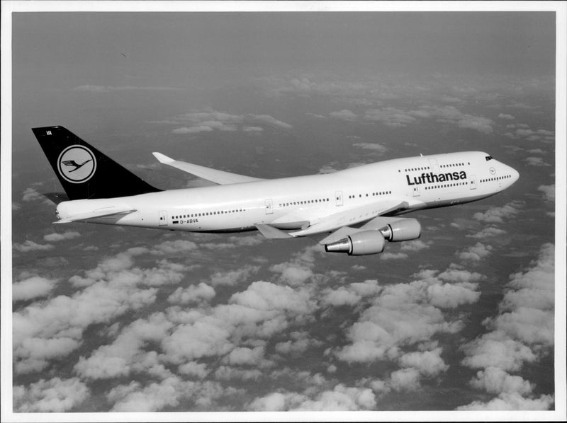 Efter tre månaders försening flyger Lufthansa dagligen mellan Hamburg och Frankfurt med den nya Boeing 747-400. - Vintage Photograph