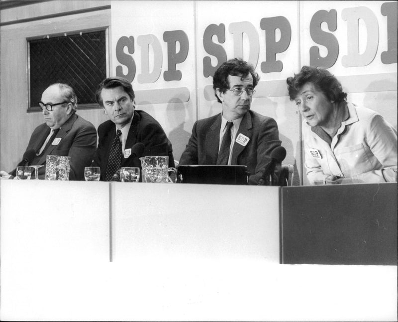 Roy Jenkins, Dr. David Owen, William Rodgers och Shirley Williams håller den första presskonferensen för det nya socialdemokraten. - Vintage Photograph