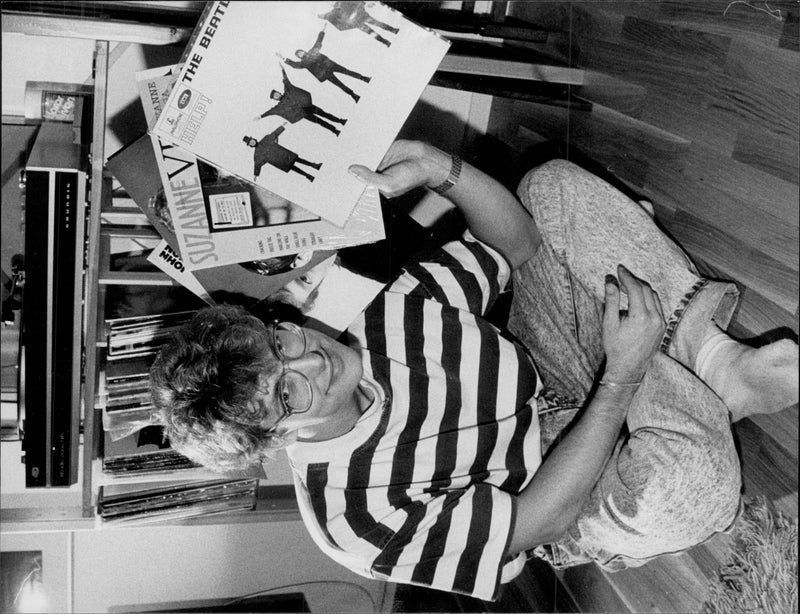 The musician Thomas Poppe holds up a couple of vinyl discs - Vintage Photograph