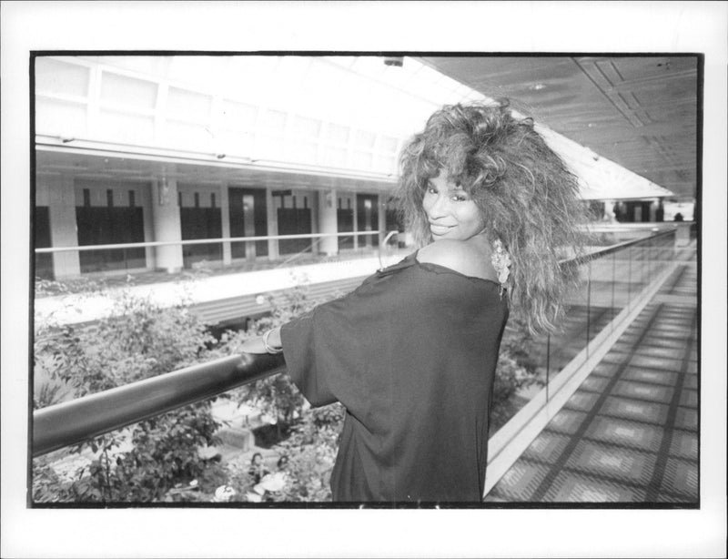 1986 LANGEGASSE SINGINGINGING DAUGHTER WELL CONCERT ARTIST SINGER - Vintage Photograph