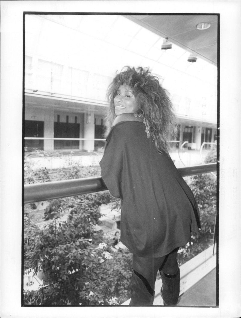 1986 HELLER LANGEGASSE HERE BAND DAUGHTER CONCERT ARTIST SINGER - Vintage Photograph