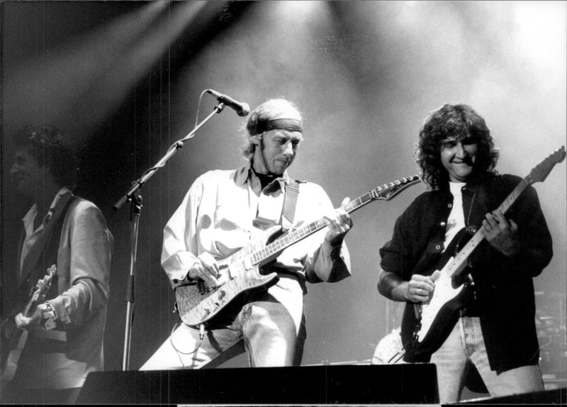 1992 UNE GIA ILLLEY POUR PALMER TEL STRAITS SOGN IDE OLY CONCERT - Vintage Photograph