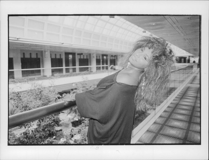 1986 LIGHT FIGU SINGINGININ BLACK DAUGHTER CONCERT ARTIST SINGER - Vintage Photograph