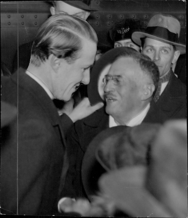 Prince Carl welcomes Sven Hedin home after the expedition in Asia. - 16 April 1935 - Vintage Photograph