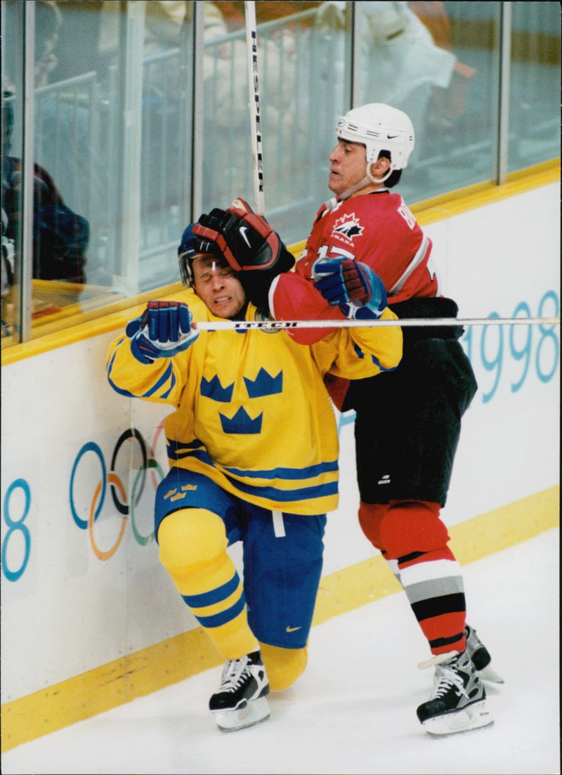 Ulf Samuelsson is being pressed by Canada&#39;s Brind D&#39;amour during the ice hockey match Sweden - Canada during the Winter Olympics in Nagano 1998 - Vintage Photograph