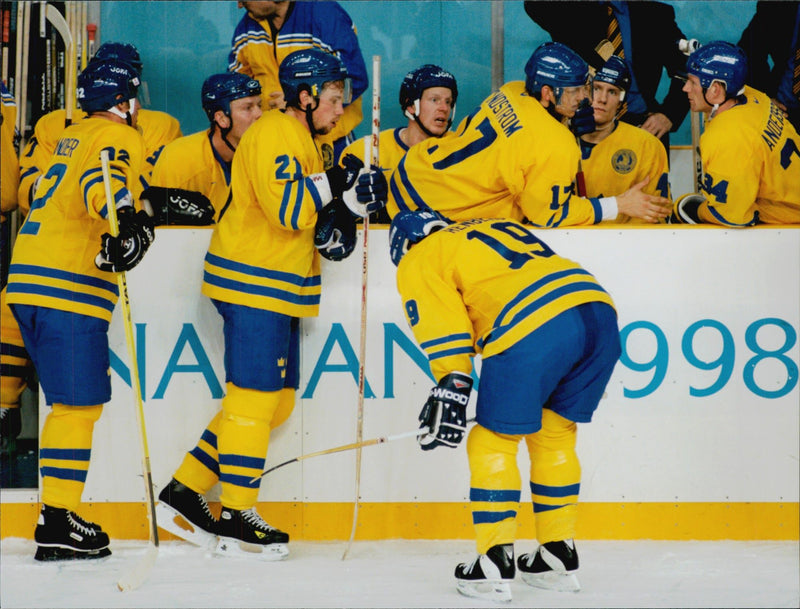 Concerned mines in the Swedish box during the ice hockey match against Finland during the Winter Olympics in Nagano 1998 - Vintage Photograph