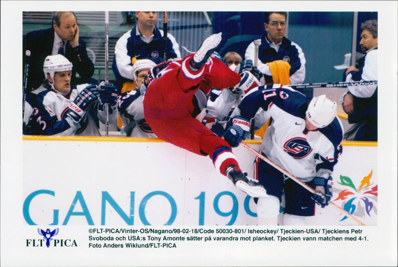 Tjeckien Petr Sodoba och USA Tony Amonte i nära kamp under ishockeykampen Tjeckien - USA under vinter-OS i Nagano 1998 - Vintage Photograph