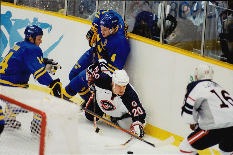 Ice hockey player in battle over the puck during the ice hockey match Sweden - USA during the 1998 Winter Olympics in Nagano - Vintage Photograph