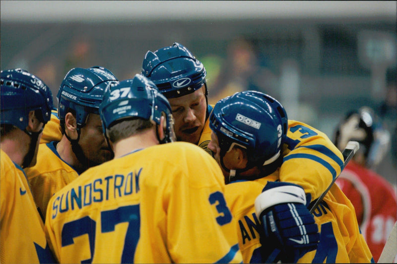 Ice hockey player on the ice during the ice hockey match SWE - BLR during the Winter Olympics in Nagano 1998 - Vintage Photograph