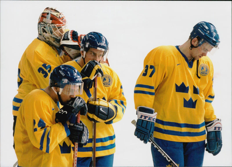 Ishockeyspelarna Tommy Salo, Andreas Johansson, Patric Kjellberg och Nicklas Sundström sprider förlusten mot Finland under vinter-OS i Nagano 1998 - Vintage Photograph