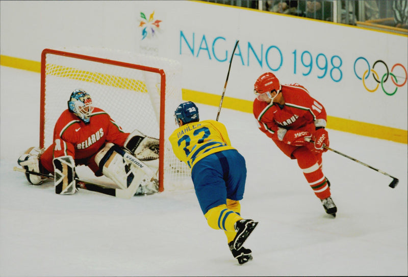 Ice hockey player at the target box during the ice hockey match SWE - BLR during the Winter Olympics in Nagano 1998 - Vintage Photograph