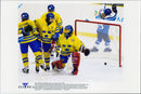 Finlands Hanna-Riikka Nieminen hejar över lagkamraten Tiia-Riitta Reima mål under ishockeykampen Sverige - Finland under vinter-OS i Nagano 1998 - Vintage Photograph