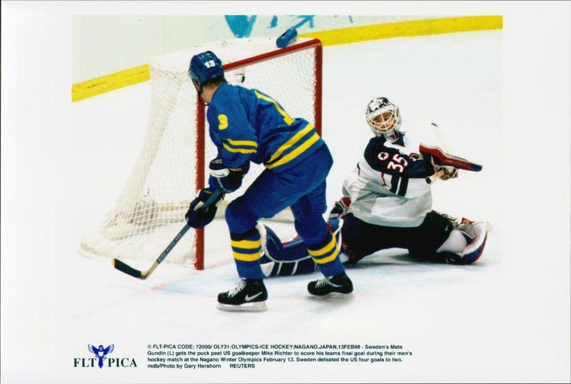 Mats Sundin targets goalkeeper Mike Richter during the ice hockey match Sweden - USA during the Winter Olympics in Nagano 1998 - Vintage Photograph