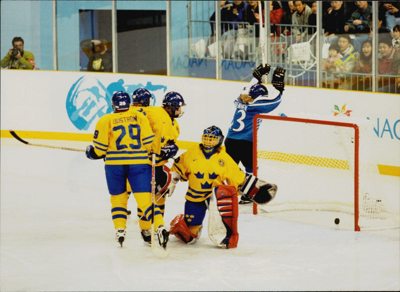 Nieminen targets goalkeeper Annica AhlÃ©n during the Women&