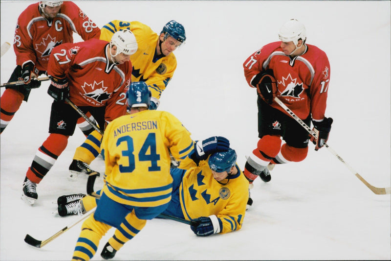 Ishockeyspelare i nära strid under ishockeymat Sverige - Kanada under vinter-OS i Nagano 1998 - Vintage Photograph