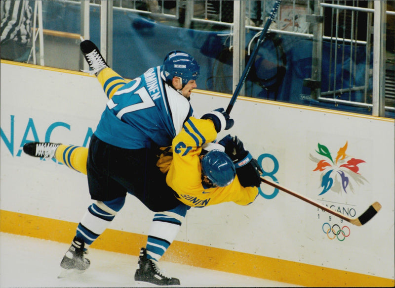 Mats Sundin goes on a printer of Teppo Nummin during the ice hockey match Sweden - Finland during the Winter Olympics in Nagano 1998 - Vintage Photograph