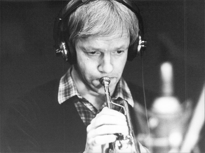 The musician Jan Allan plays the trumpet. - Vintage Photograph