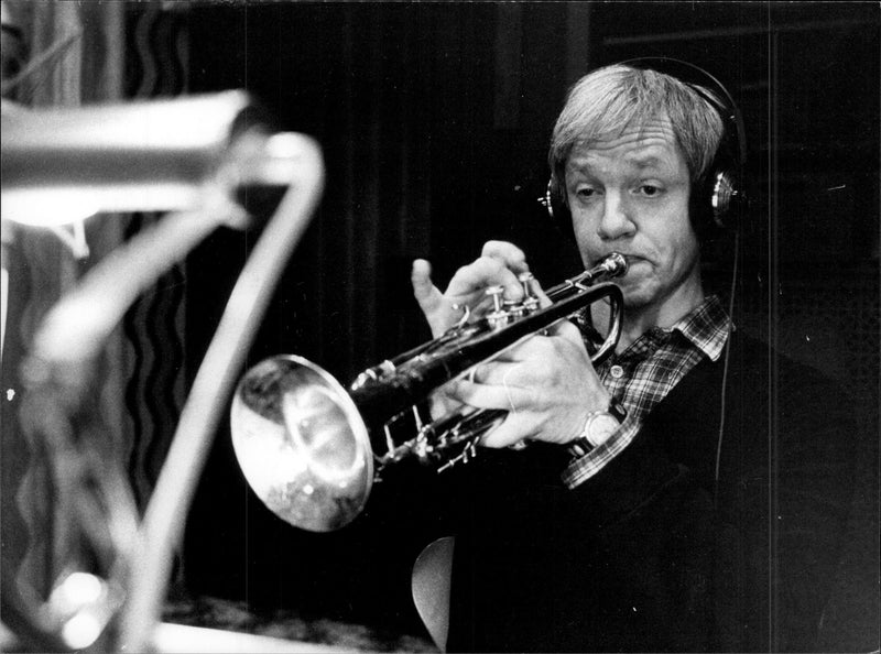 The musician Jan Allan plays the trumpet. - Vintage Photograph