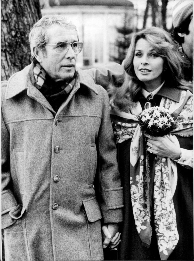 The musicians Senta Berger and Perry Como. - Vintage Photograph