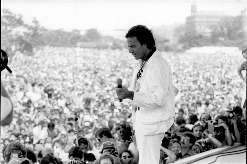 Julio Iglesias during the National Day Concert in Washington. - Vintage Photograph