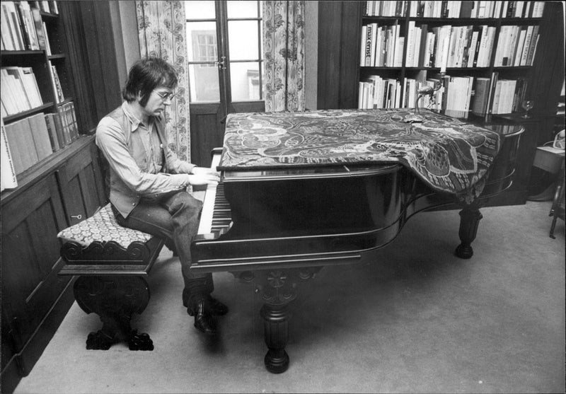 The musician Mannfred Mann at a grand piano - Vintage Photograph