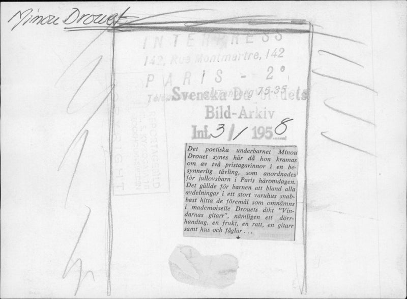 Den poetiska underflickan Minou Drouet kramas av prisvinnaren i tävlingen för ett varuhus, där alla föremål från hennes dikt & quot; Winds gitarr & quot; skulle hittas. - Vintage Photograph