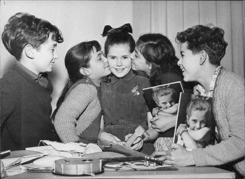 Den poetiska underflickan Minou Drouet kramas av prisvinnaren i tävlingen för ett varuhus, där alla föremål från hennes dikt & quot; Winds gitarr & quot; skulle hittas. - Vintage Photograph