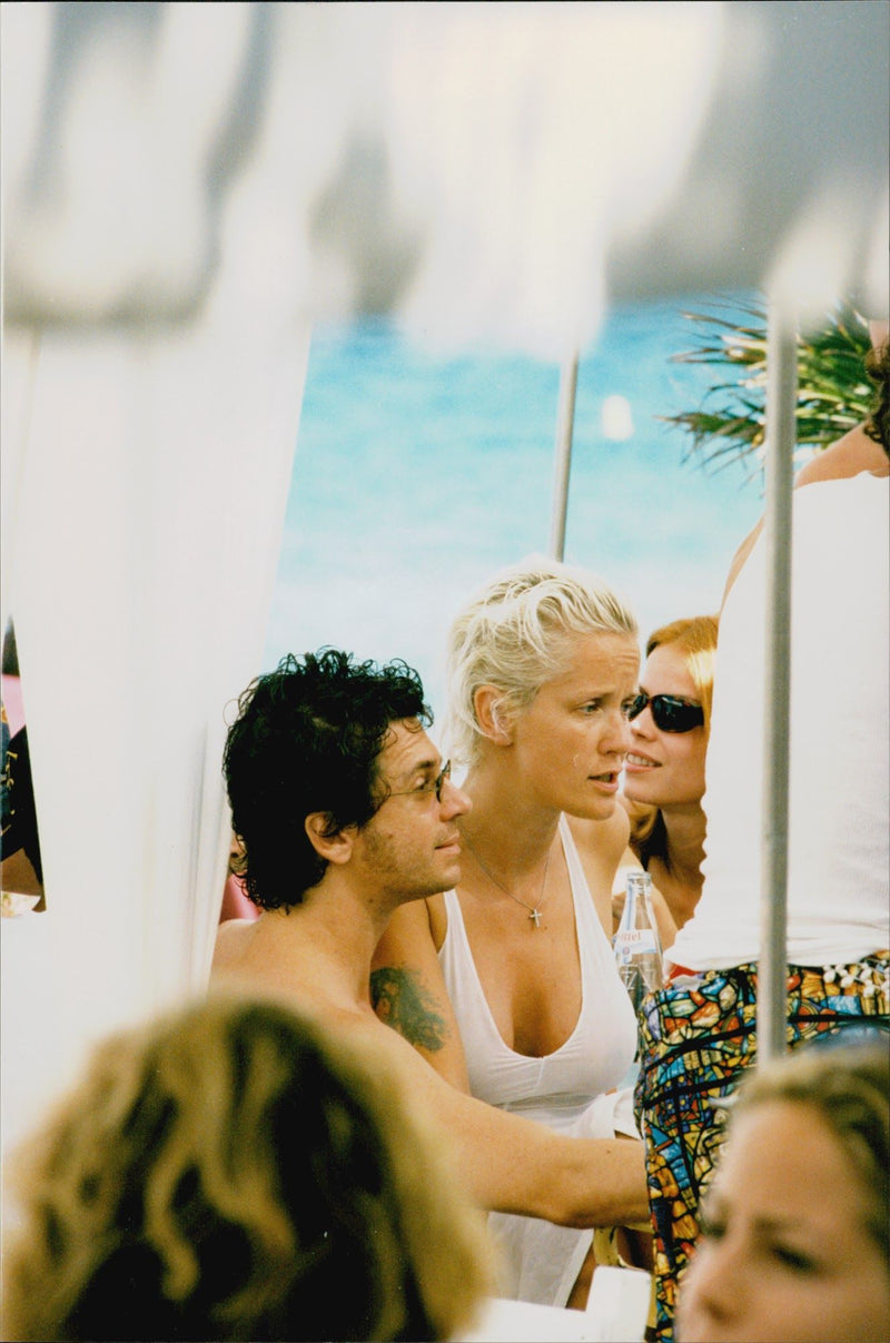 Paula Yates på stranden tillsammans med Michael Hutchence. - Vintage Photograph