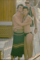Paula Yates på stranden tillsammans med Michael Hutchence. - Vintage Photograph