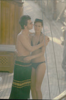 Paula Yates på stranden tillsammans med Michael Hutchence. - Vintage Photograph