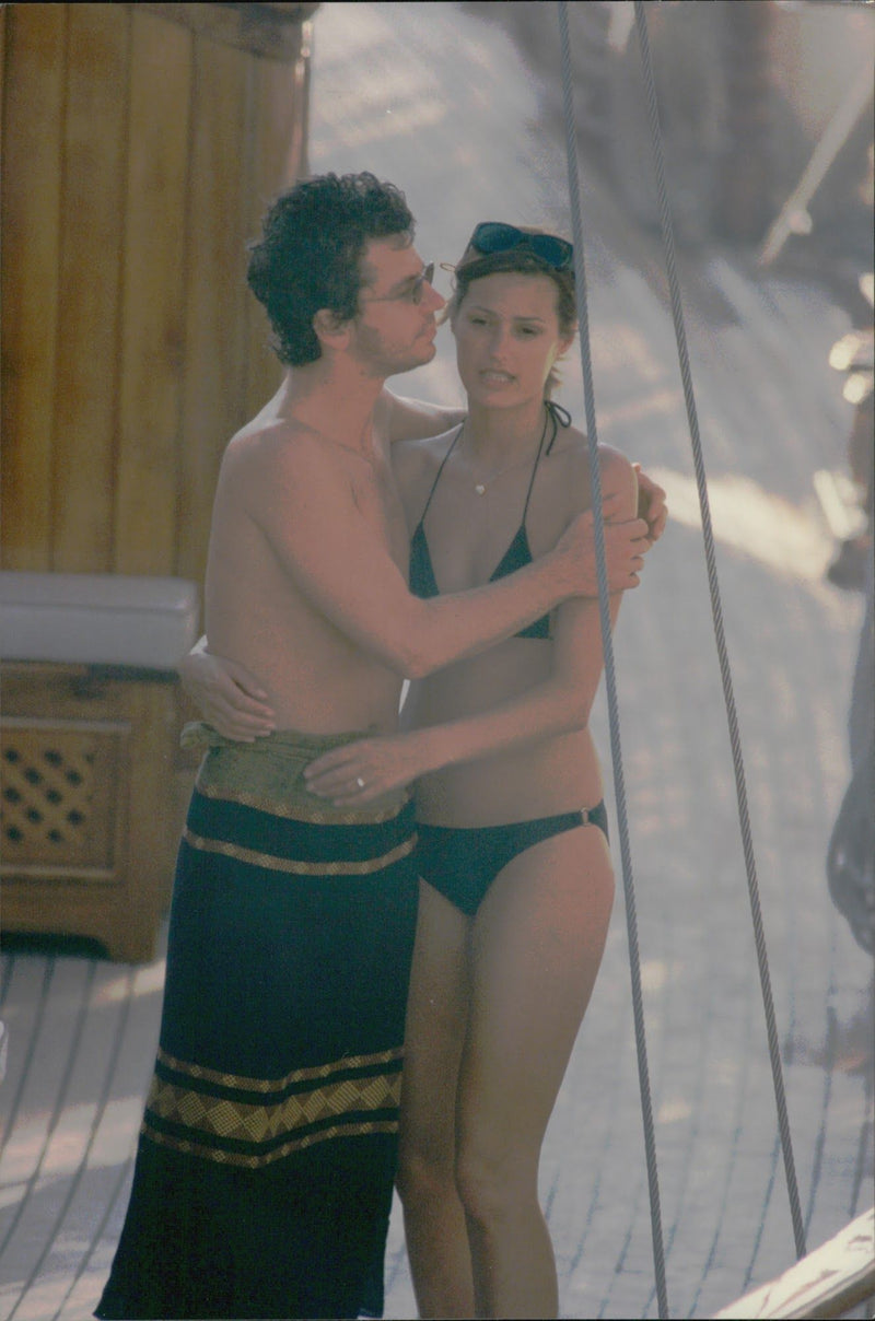 Paula Yates on the beach together with Michael Hutchence. - Vintage Photograph