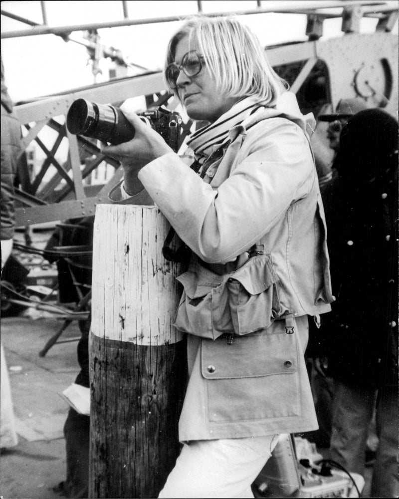 Susan Ford photographs during the recording of the movie &quot;Hajen 2&quot; - Vintage Photograph