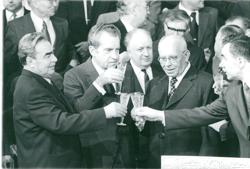 Leonid Brezjnev and US President Richard Nixon Bowl in Champagne in Vladimir Hall on Kremlin - Vintage Photograph