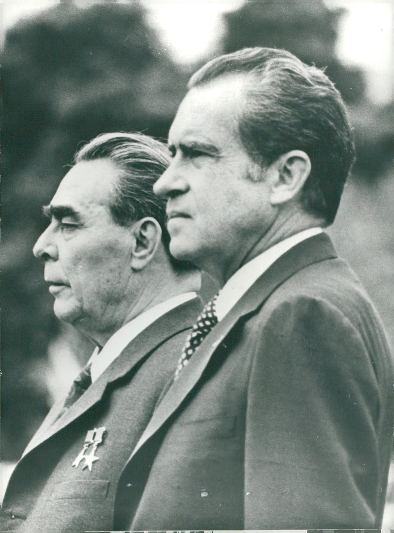 Russian leader Leonid Brezjev and US President Richard Nixon outside the White House - Vintage Photograph