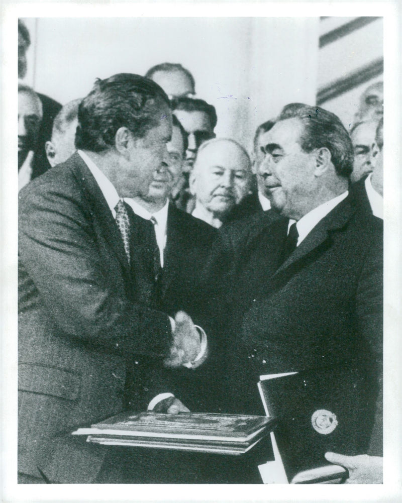 US President Richard Nixon shakes hands with Soviet leader Leonid Brezjev - Vintage Photograph