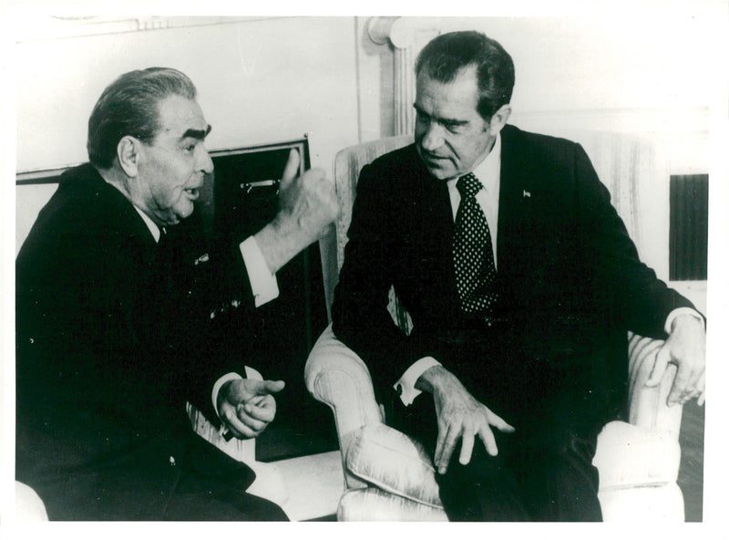 Soviet leader Leonid Brezjev and US President Richard Nixon in the White House - Vintage Photograph