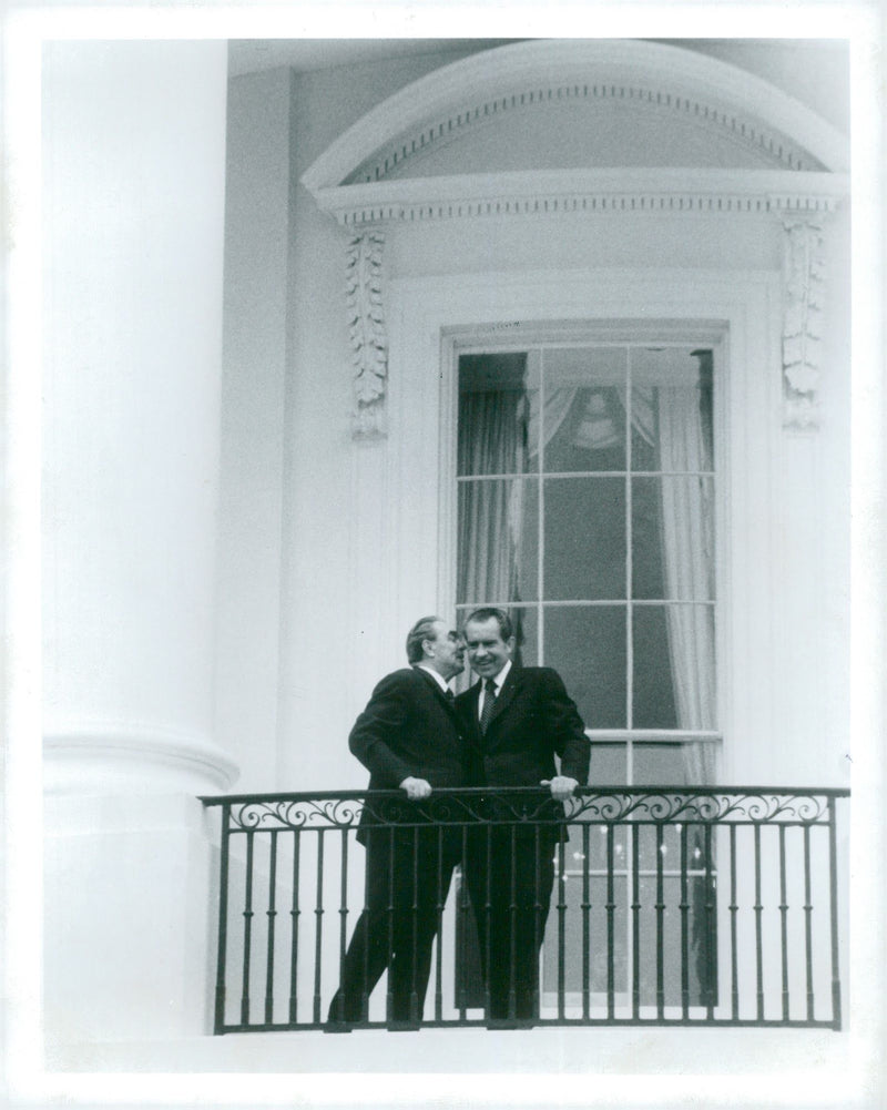 Soviet leader Leonid Brezjnev with US President Richard Nixon on the balcony of the White House - Vintage Photograph