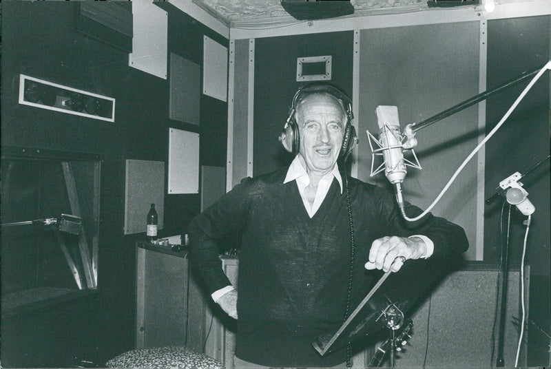 David Niven recites poetry for the recording of an LP - Vintage Photograph