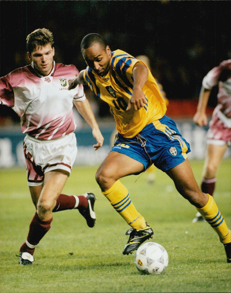 Fotbollsspelaren Martin Dahlin i aktion under kvalificeringskampen Sverige - Lettland - Vintage Photograph