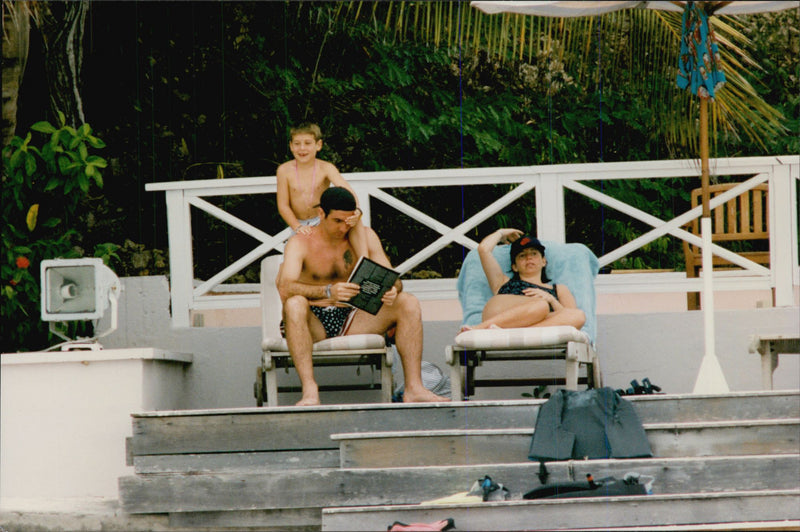 Eric Cantona pÃ¥ semester med frun Isabelle och sonen Rafael. - Vintage Photograph