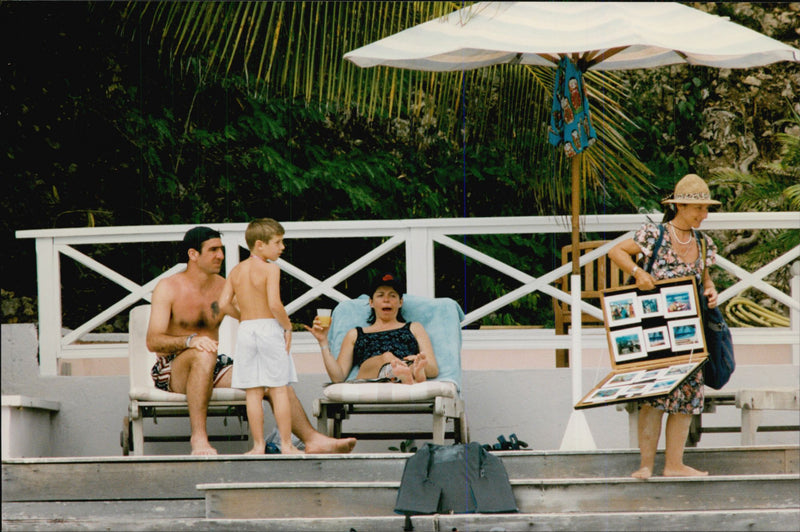 Eric Cantona pÃ¥ semester med frun Isabelle och deras son Rafael. - Vintage Photograph