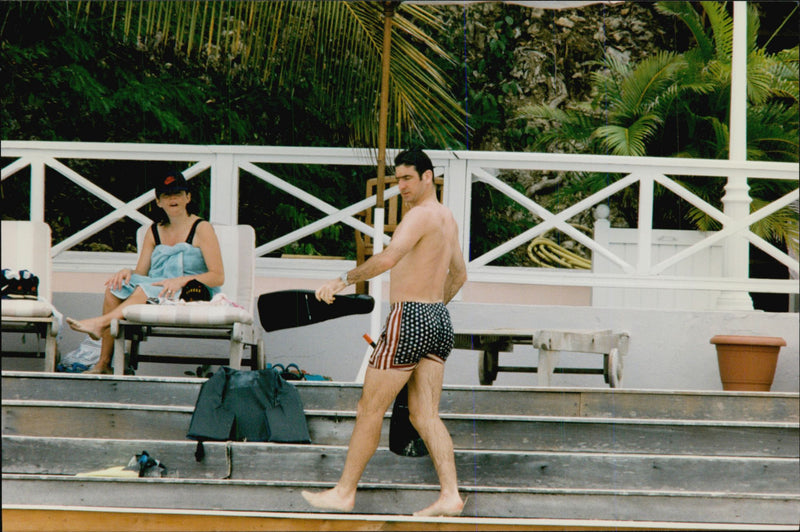 Eric Cantona och frun Isabelle pÃ¥ semester - Vintage Photograph