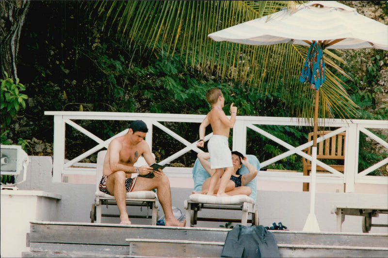 Eric Cantona pÃ¥ semester med frun Isabelle och sonen Rafael - Vintage Photograph