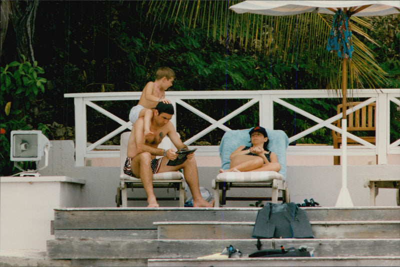 Eric Cantona pÃ¥ semester med frun Isabelle och sonen Rafael. - Vintage Photograph