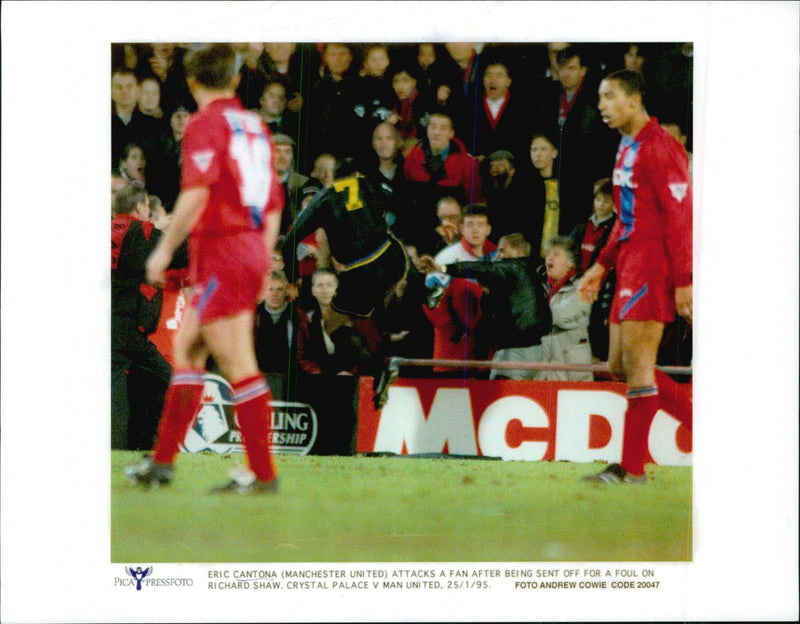 Crystal Palace vs Manchester United: Eric Cantona (Manchester United) attackerar ett Crystal Palace fan efter utvisning - Vintage Photograph