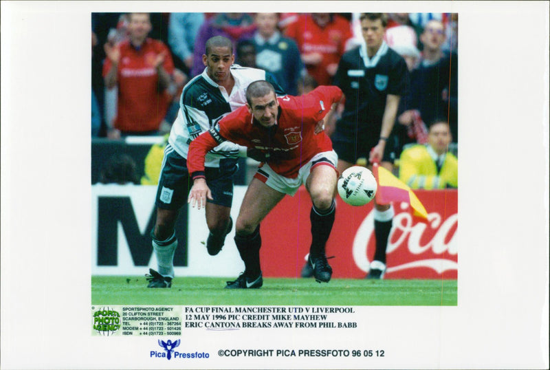 FA CUp Final Manchester vs Liverpool: Eric Cantona fintar Phil Babb - Vintage Photograph