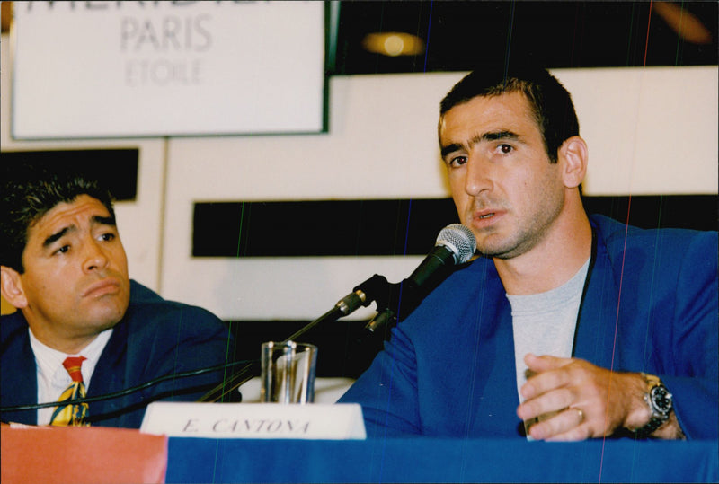 Eric Cantona och Maradona (television) under presskonferens - Vintage Photograph