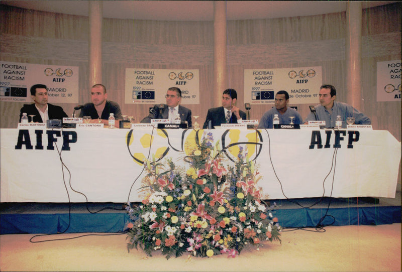 Carlos Martinez, Eric Cantona, Fernando Hierro, Christian Karembeu och Didier Roustan emot rasism - Vintage Photograph