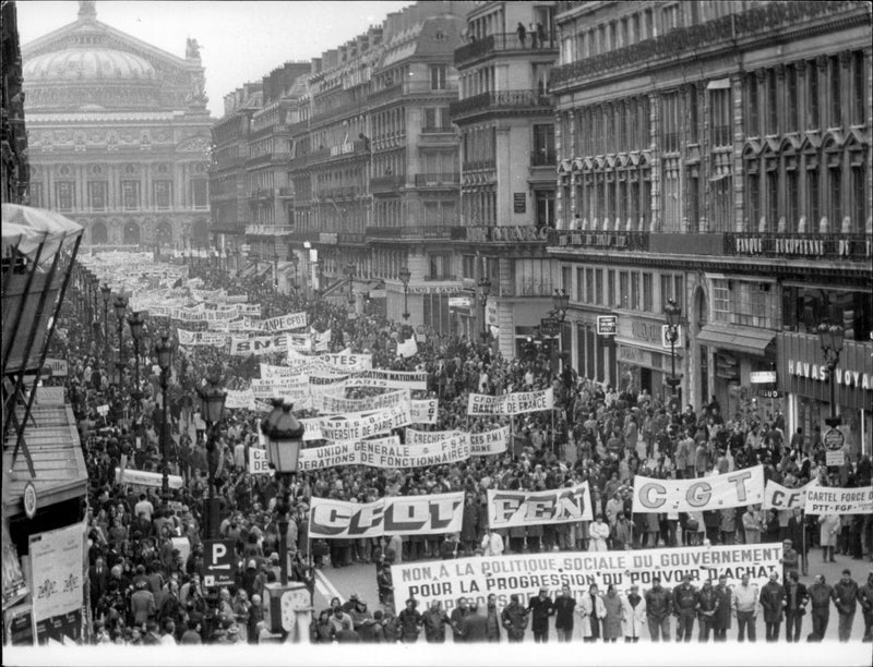 Demonstration train on Avenue De L&