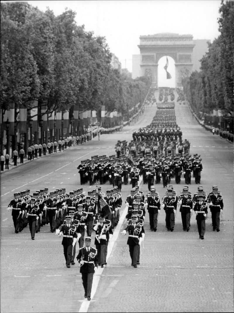 The military walks the farthest Champs-ÃlysÃ©es Avenue. - Vintage Photograph